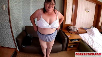 E whakaatu ana te mama Hapanihi momona i ona tite nui, me te pai ki te takaro i te wahine. He 51 tau te pakeke o Ahia e korero ana mo tana wheako moepuku. Yukiko 1 OSAKAORN fatty milf